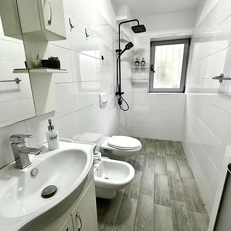Cozy Modern Τίρανα